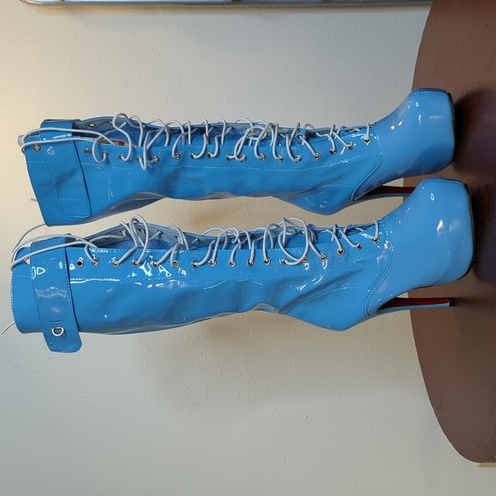 Locking fetish boots